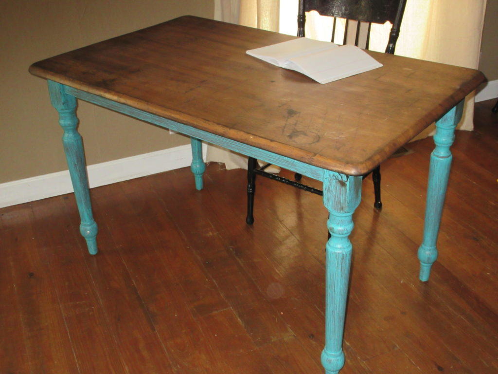 People throw away perfectly good stuff! I painted and stained this beat up old small kitchen table and made a pretty desk for myself that only cost $8.39! Pin to see now or to read how easy it was later.